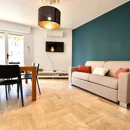 Les Appts D'albertine: Charming Seaside Retreat With Private Parking