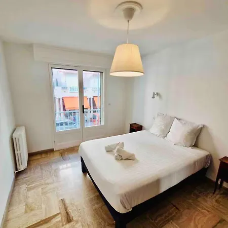 Apartment Les Appts D'albertine: Charming Seaside Retreat With Private Parking