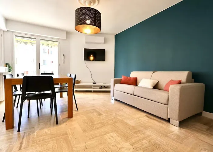 Les Appts D'albertine: Charming Seaside Retreat With Private Parking