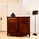 Les Appts D'albertine: Charming Seaside Retreat With Private Parking Apartment *