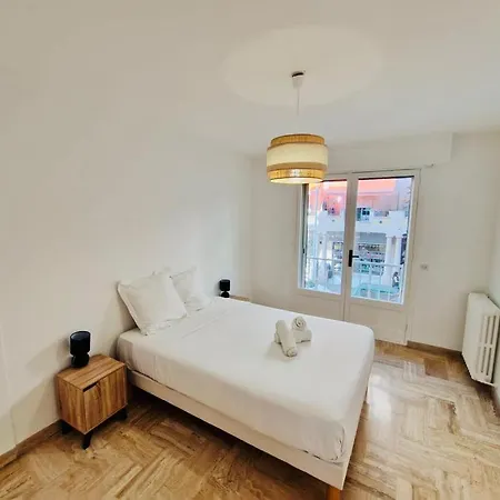 Apartment Les Appts D'albertine: Charming Seaside Retreat With Private Parking Antibes