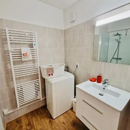 Les Appts D'albertine: Charming Seaside Retreat With Private Parking Apartment *