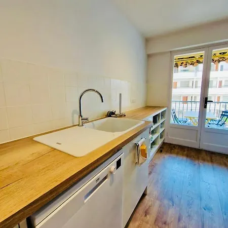 Les Appts D'albertine: Charming Seaside Retreat With Private Parking Apartment *