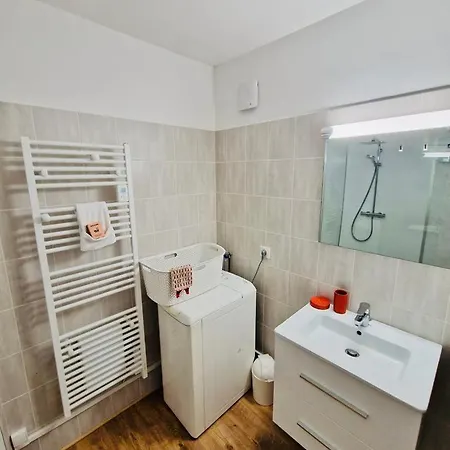 Apartment Les Appts D'albertine: Charming Seaside Retreat With Private Parking Antibes