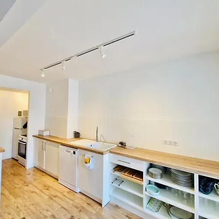 Les Appts D'albertine: Charming Seaside Retreat With Private Parking *