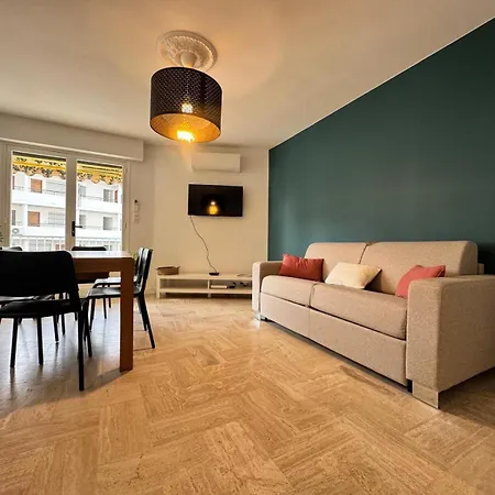 Les Appts D'albertine: Charming Seaside Retreat With Private Parking Apartment *